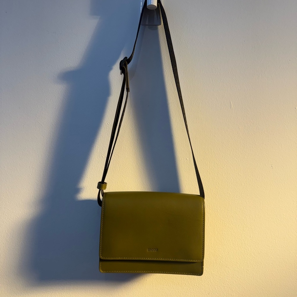 BAGGU Green Crossbody Bag Sleek and Modern